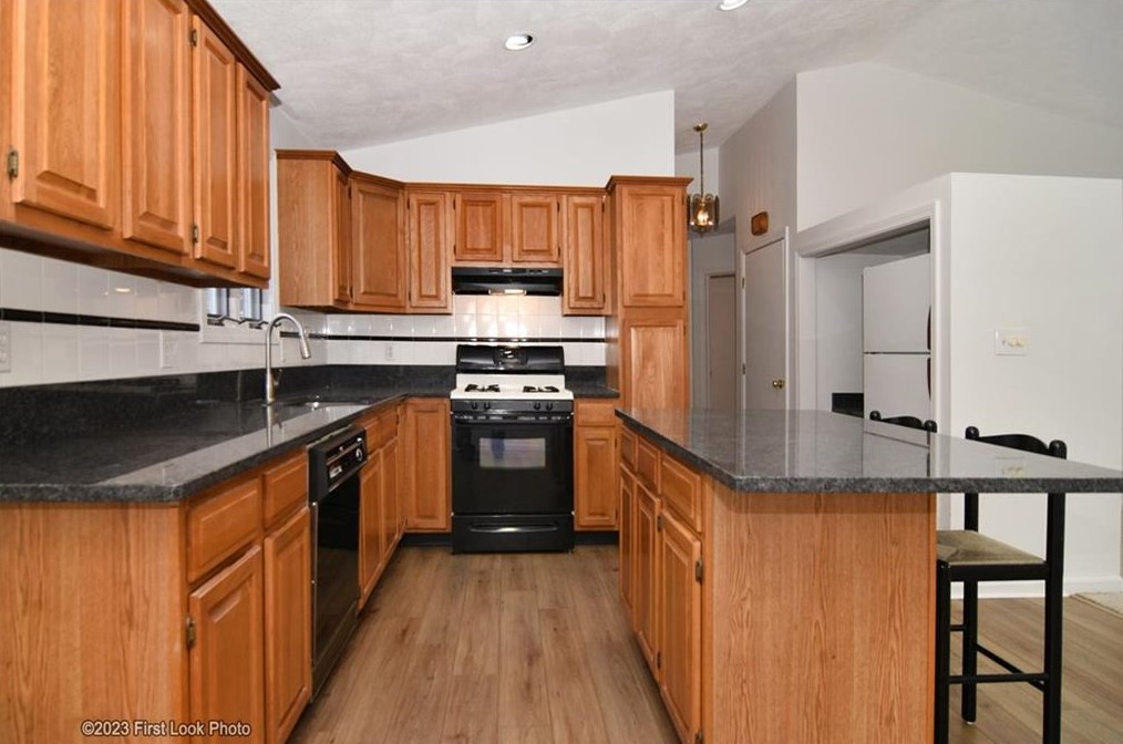 11 Uxbridge St, Cranston RI 02920-6217 exterior