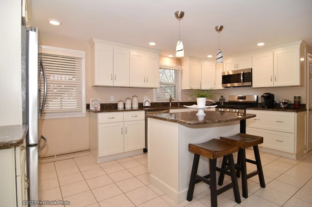 11 Uxbridge St, Cranston RI 02920-6217 exterior