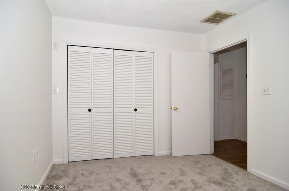 11 Uxbridge St, Cranston RI 02920-6217 exterior