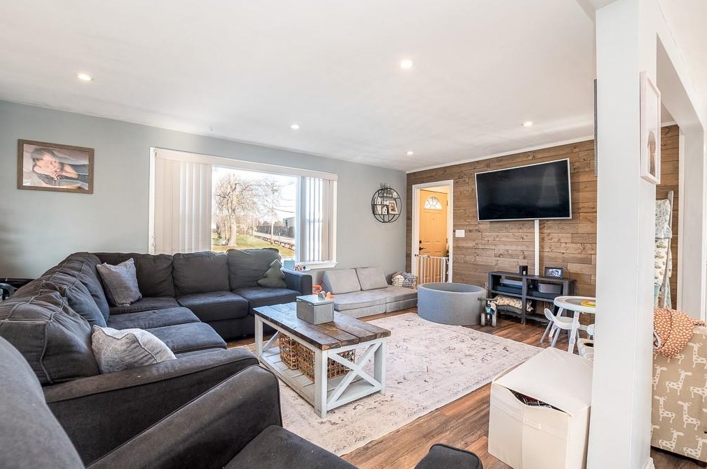 4 Mayfield Ave, Cranston RI  02920-2011 exterior