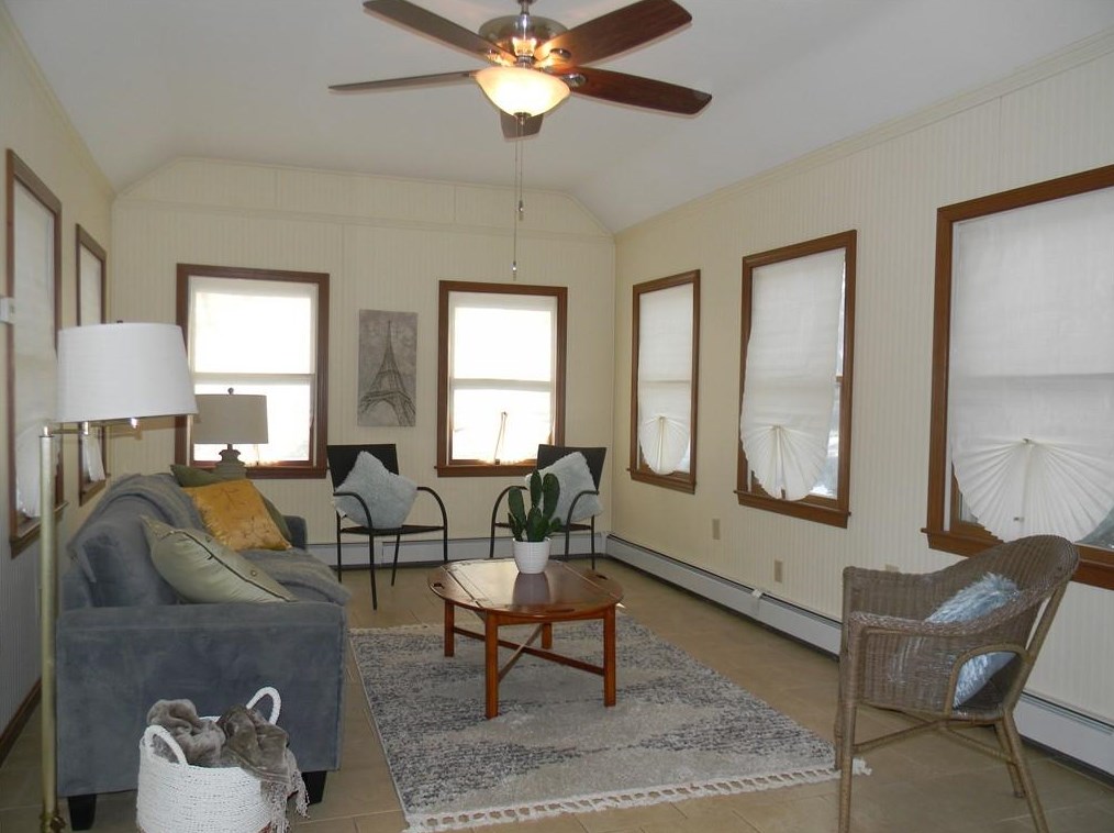 33 Harlem St, East Providence RI  02916-1506 exterior