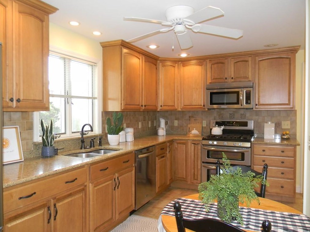 33 Harlem St, East Providence RI  02916-1506 exterior