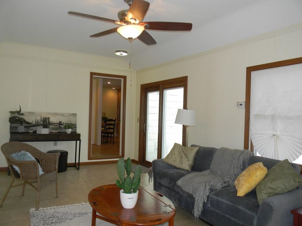 33 Harlem St, East Providence RI  02916-1506 exterior