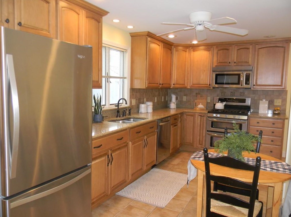 33 Harlem St, East Providence RI  02916-1506 exterior