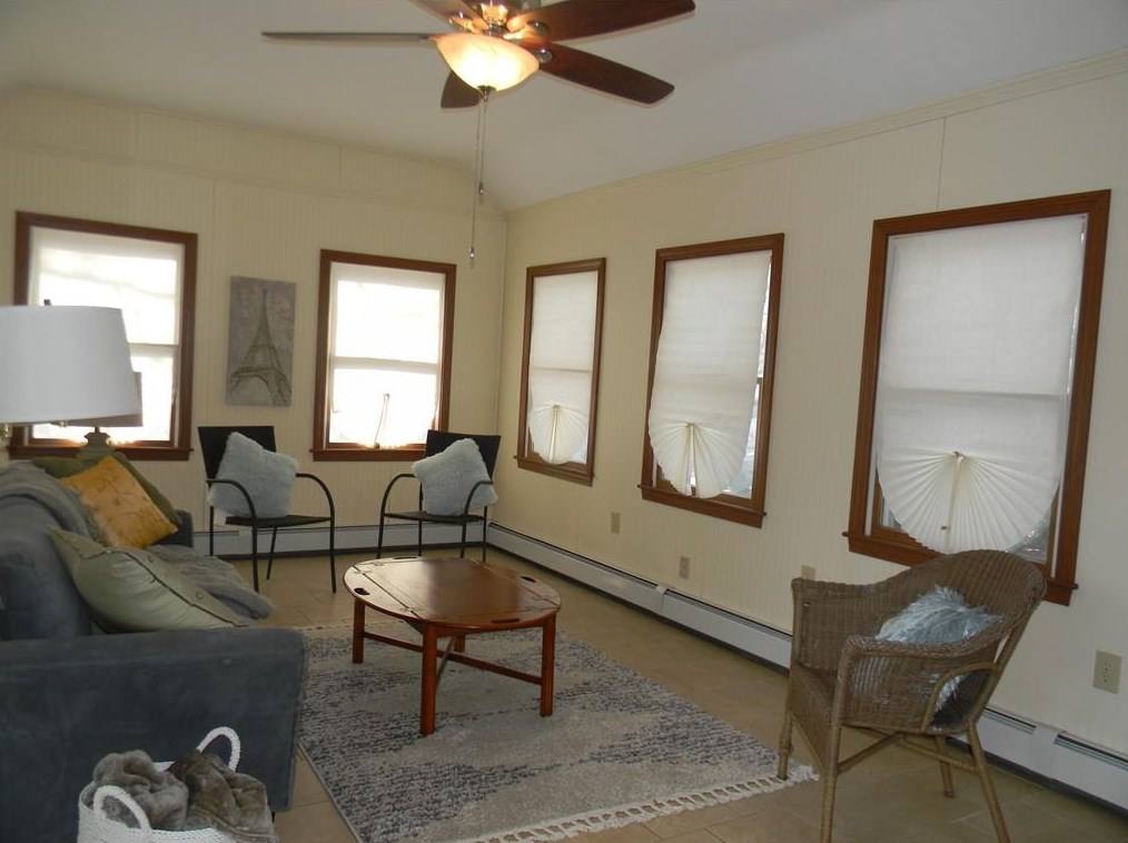 33 Harlem St, East Providence RI  02916-1506 exterior