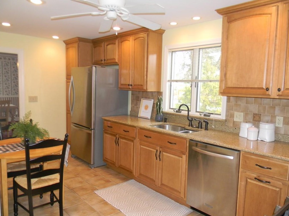 33 Harlem St, East Providence RI  02916-1506 exterior