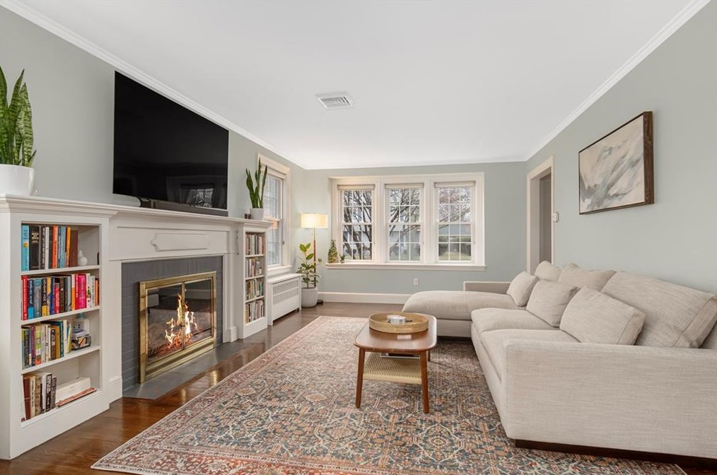 27 Don Ave, East Providence RI  02916-2302 exterior