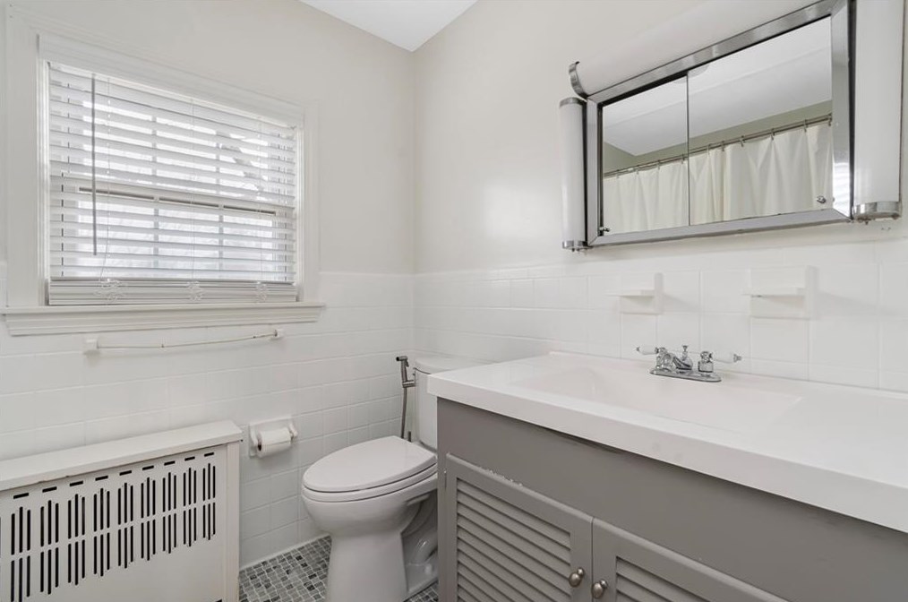 27 Don Ave, East Providence RI  02916-2302 exterior