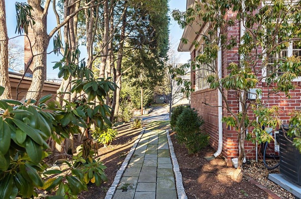 32 Kenilworth Way, Pawtucket RI  02860-5608 exterior