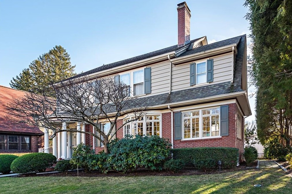 32 Kenilworth Way, Pawtucket RI  02860-5608 exterior