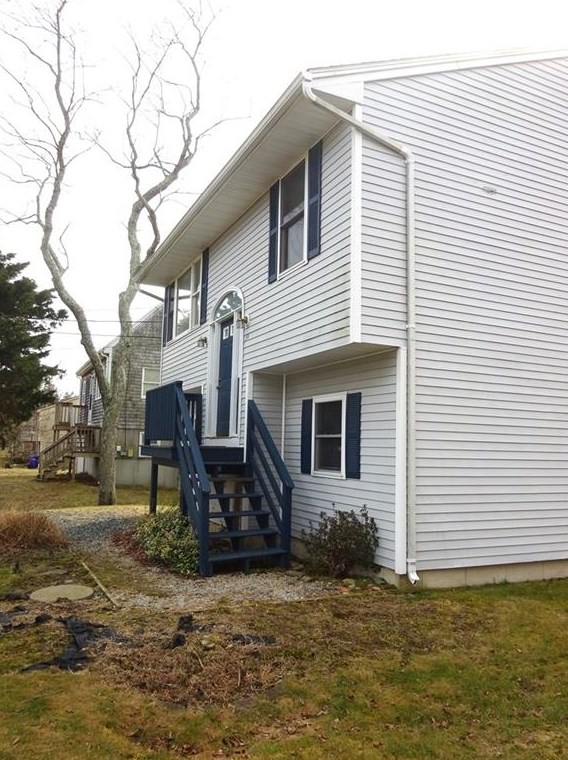 34 Berkley Ave, Portsmouth RI  02871-5504 exterior