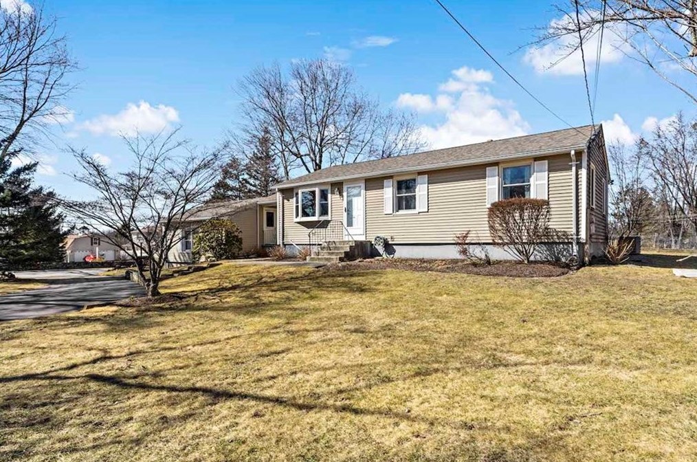 1 Meeting House Rd, Lincoln RI  02865-3806 exterior