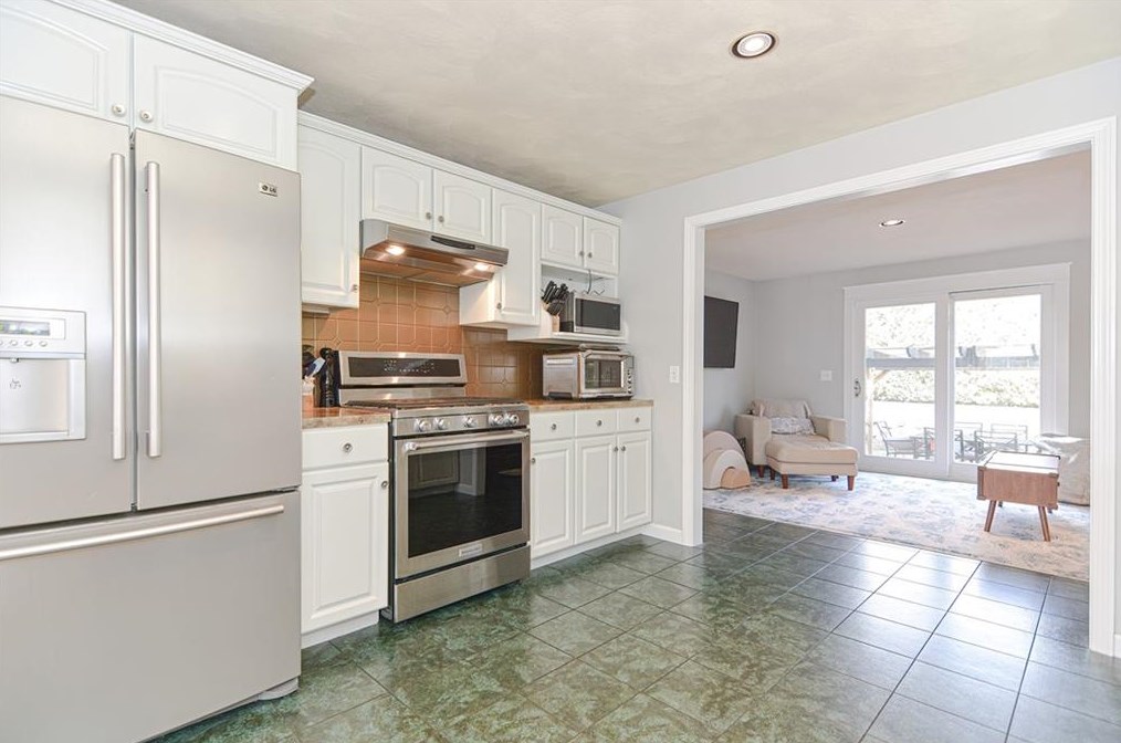 107 Woodlawn Ave, Bristol RI  02809-3016 exterior