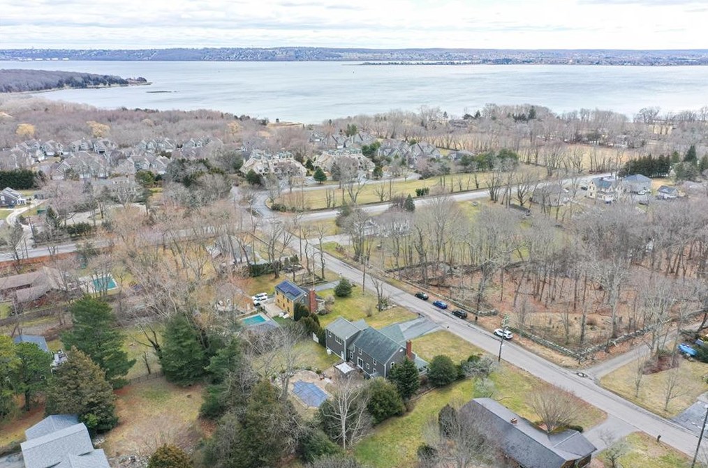 107 Woodlawn Ave, Bristol RI  02809-3016 exterior