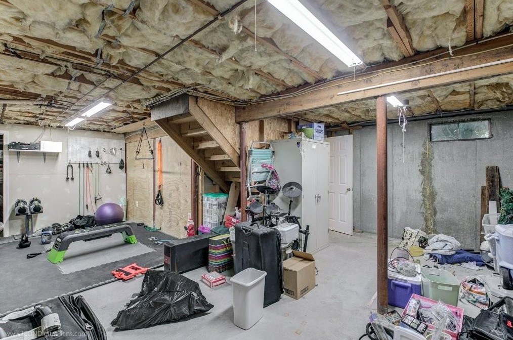 9 Hicks Ln, Portsmouth RI  02871-1971 exterior