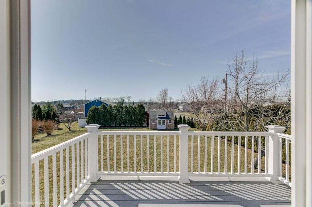 9 Hicks Ln, Portsmouth RI  02871-1971 exterior