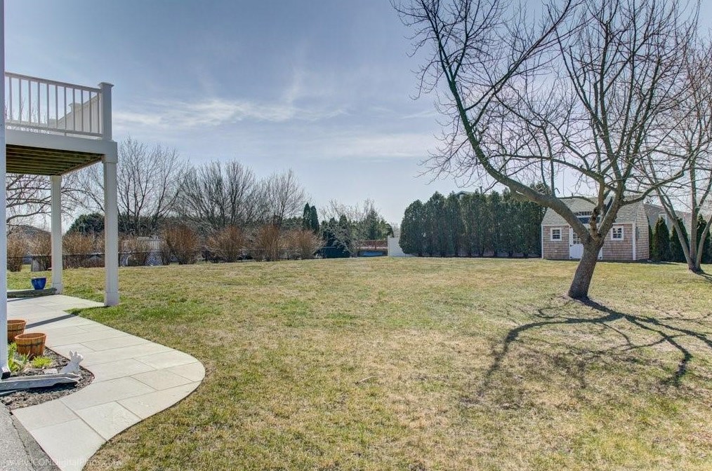 9 Hicks Ln, Portsmouth RI  02871-1971 exterior