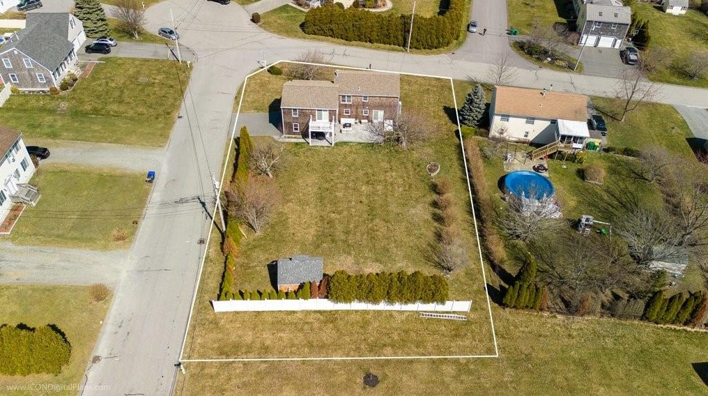 9 Hicks Ln, Portsmouth RI  02871-1971 exterior