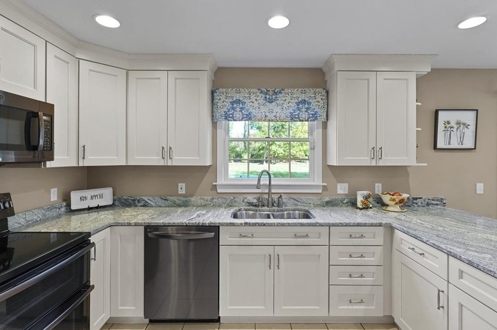 38 Passage Dr, Portsmouth RI  02871-1358 exterior