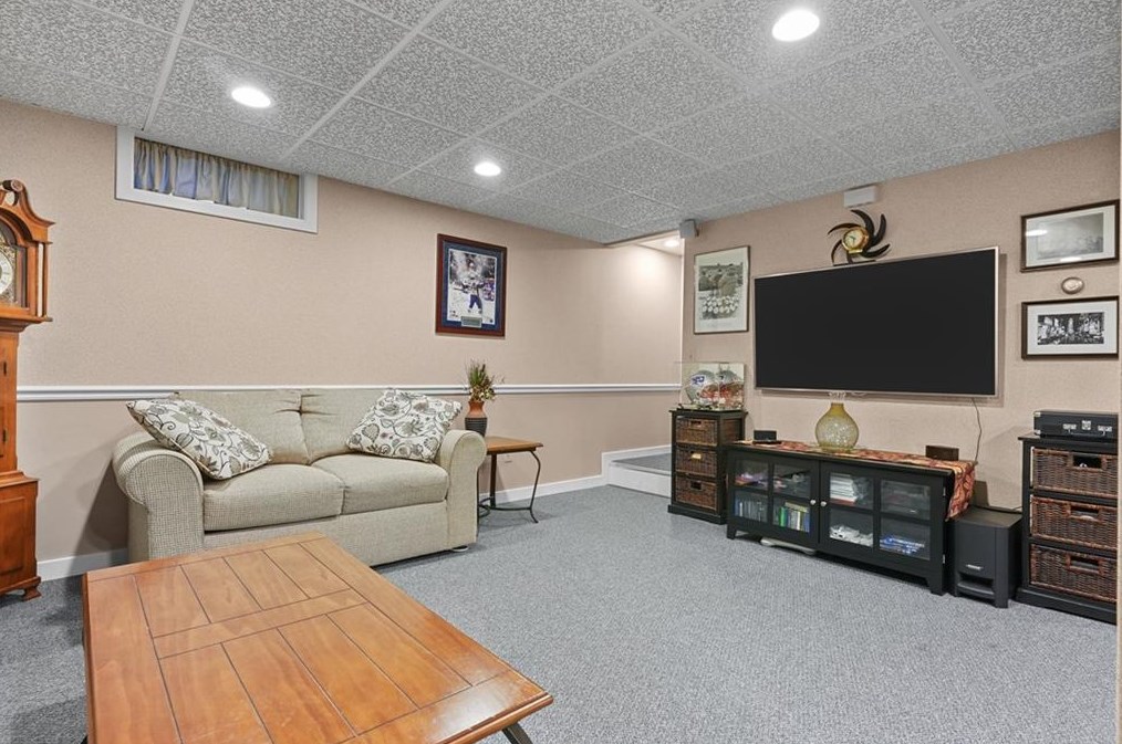 38 Passage Dr, Portsmouth RI  02871-1358 exterior