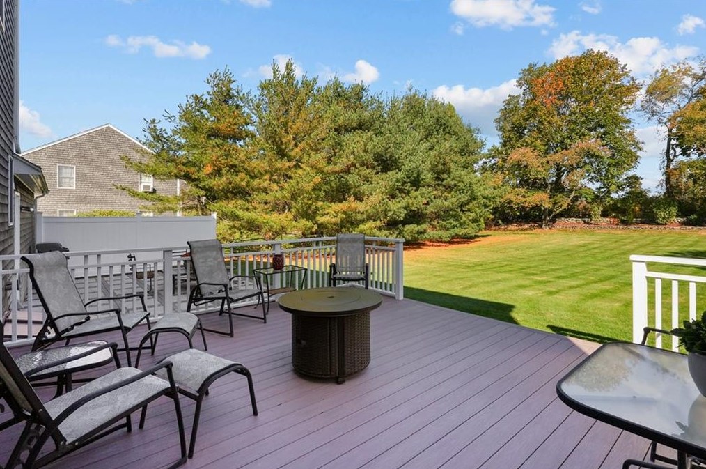 38 Passage Dr, Portsmouth RI  02871-1358 exterior