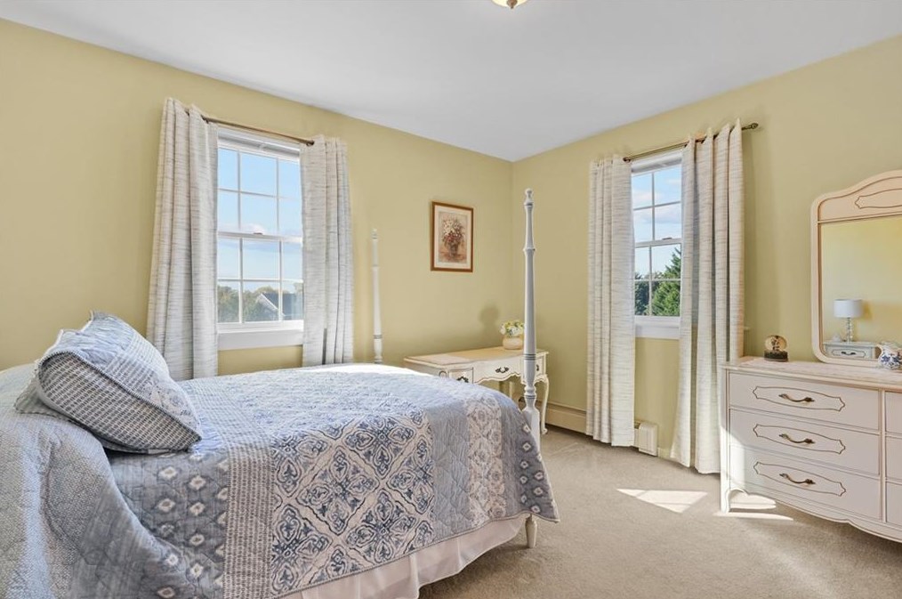 38 Passage Dr, Portsmouth RI  02871-1358 exterior