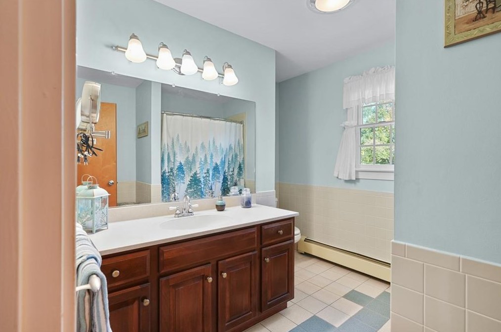 38 Passage Dr, Portsmouth RI  02871-1358 exterior