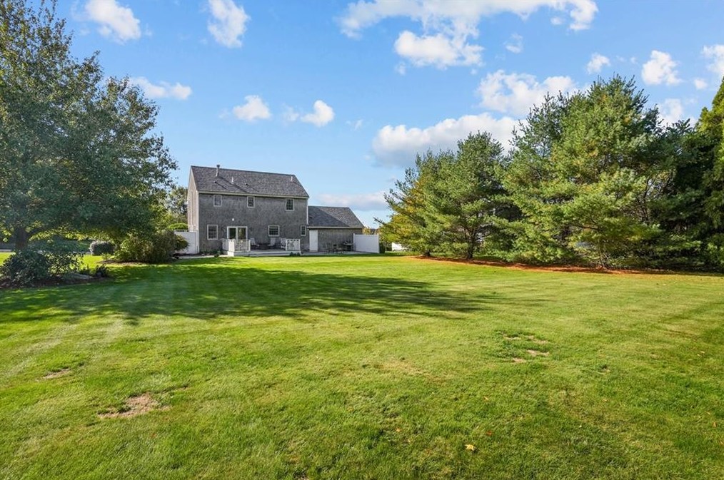 38 Passage Dr, Portsmouth RI  02871-1358 exterior