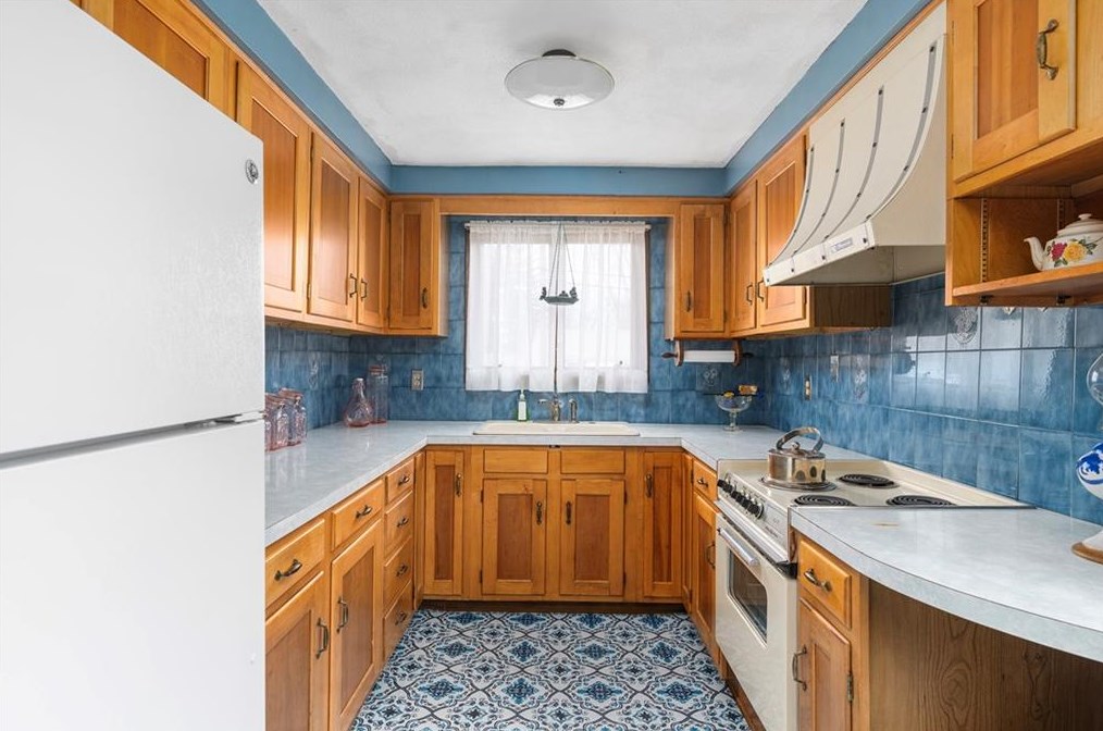 765 Willett Ave, East Providence RI  02915-2621 exterior