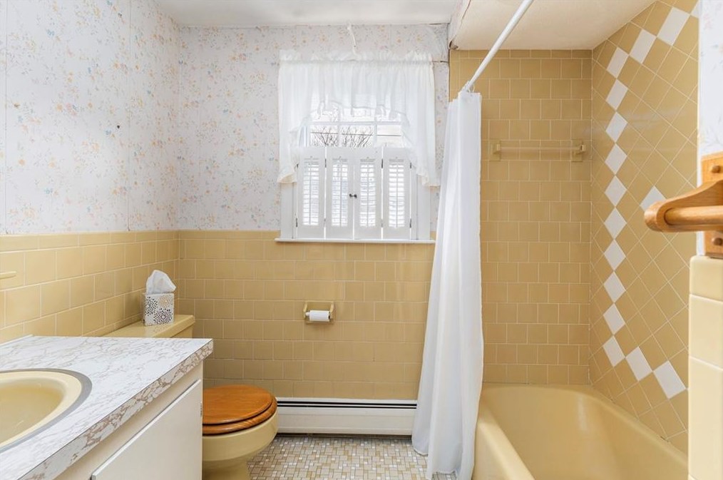 765 Willett Ave, East Providence RI  02915-2621 exterior