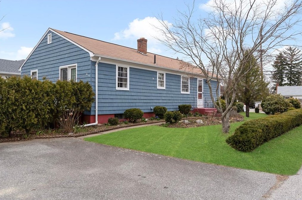 765 Willett Ave, East Providence RI  02915-2621 exterior