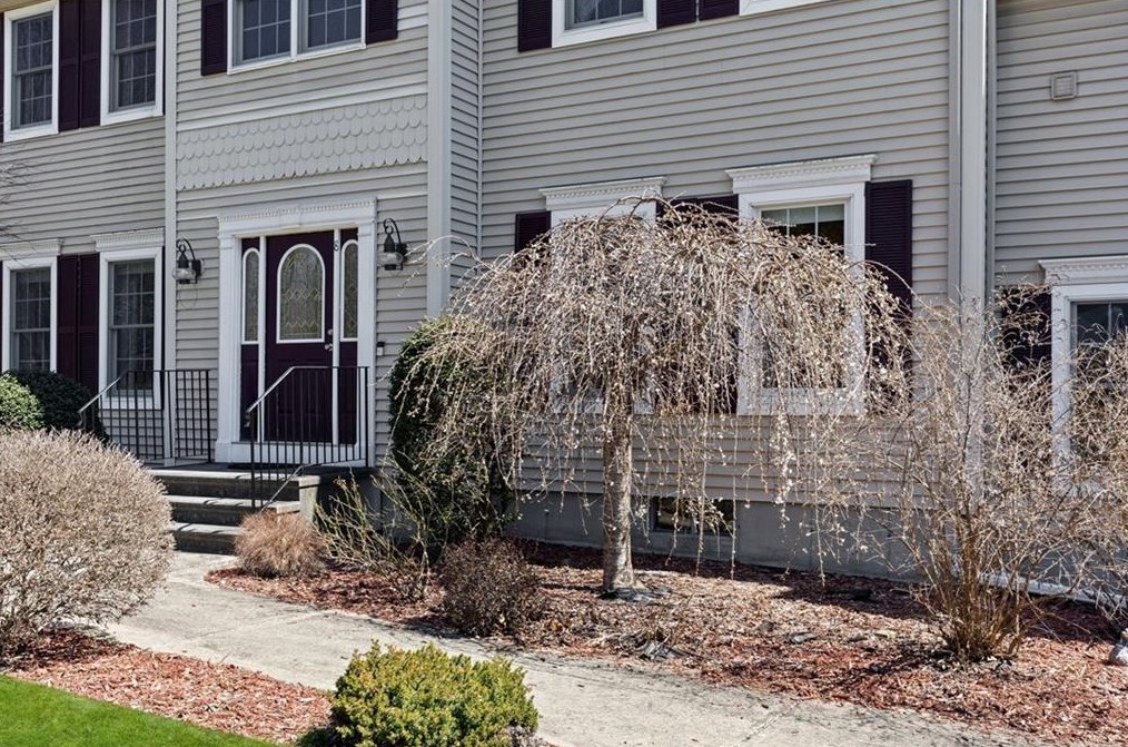 8 Logan Dr, Lincoln RI  02865-1349 exterior