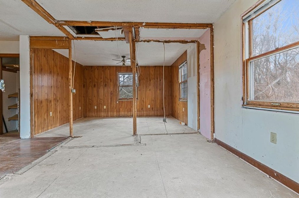 8 Clay St, Hopkinton RI  02804-1602 exterior