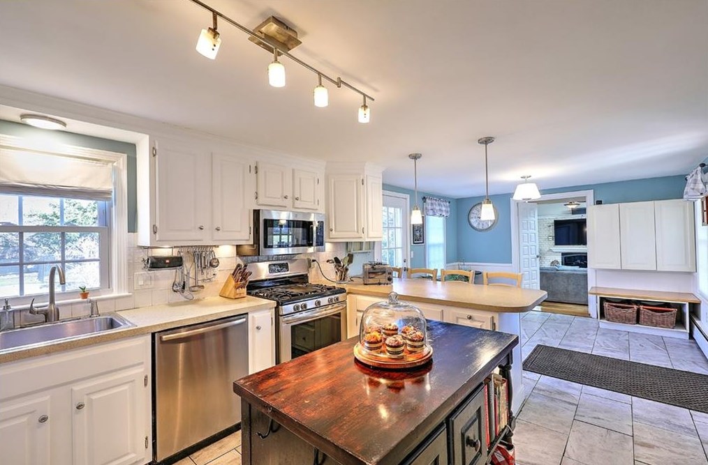 9 Conway Dr, Barrington RI  02806-1907 exterior