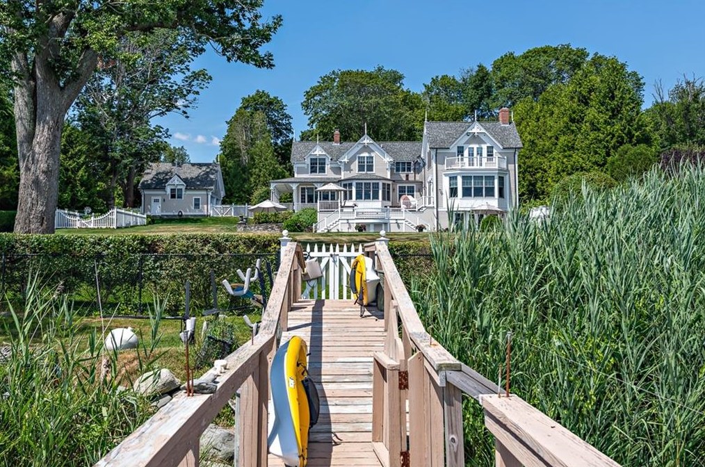 24 Orient Ave, Jamestown RI  02835-1834 exterior