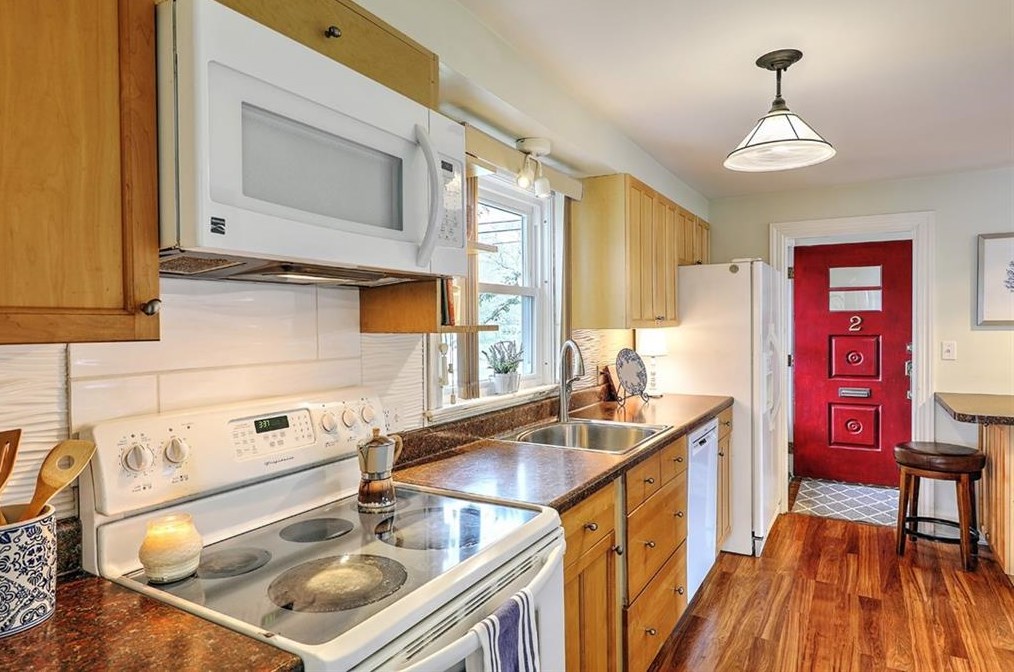 2 Milton Rd, Barrington RI  02806-1102 exterior