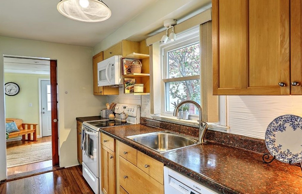 2 Milton Rd, Barrington RI  02806-1102 exterior
