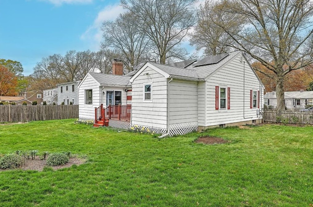 2 Milton Rd, Barrington RI  02806-1102 exterior
