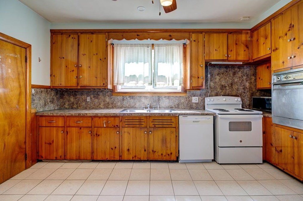 37 Prospect St, Bristol RI 02809-3134 exterior