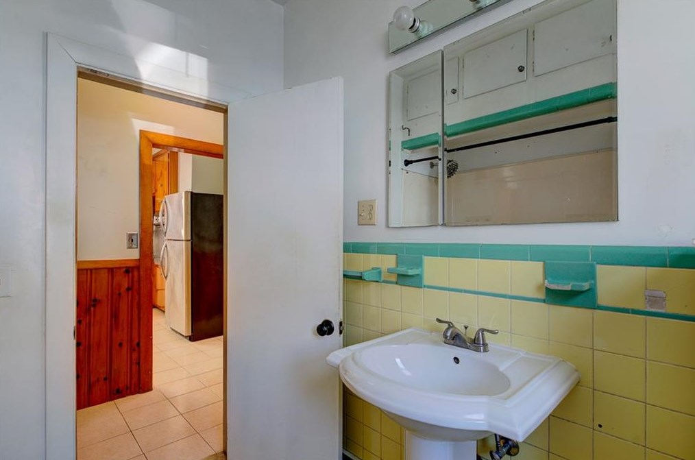 37 Prospect St, Bristol RI 02809-3134 exterior