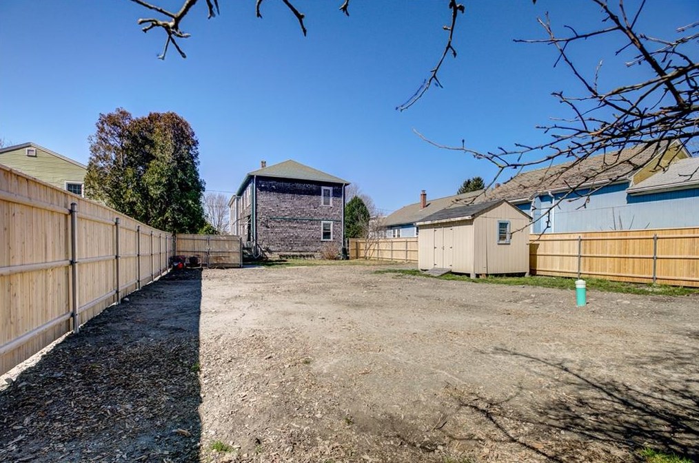 37 Prospect St, Bristol RI 02809-3134 exterior