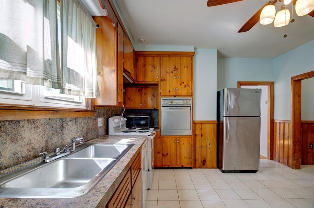 37 Prospect St, Bristol RI 02809-3134 exterior