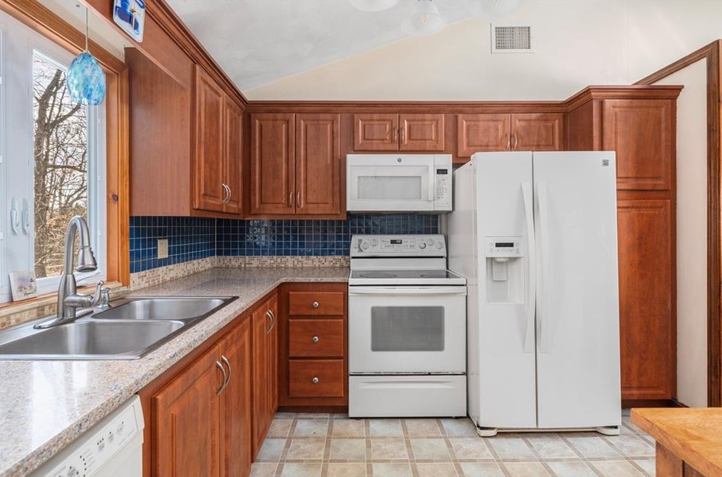 5 Snowberry Ct, Smithfield RI  02917-4011 exterior