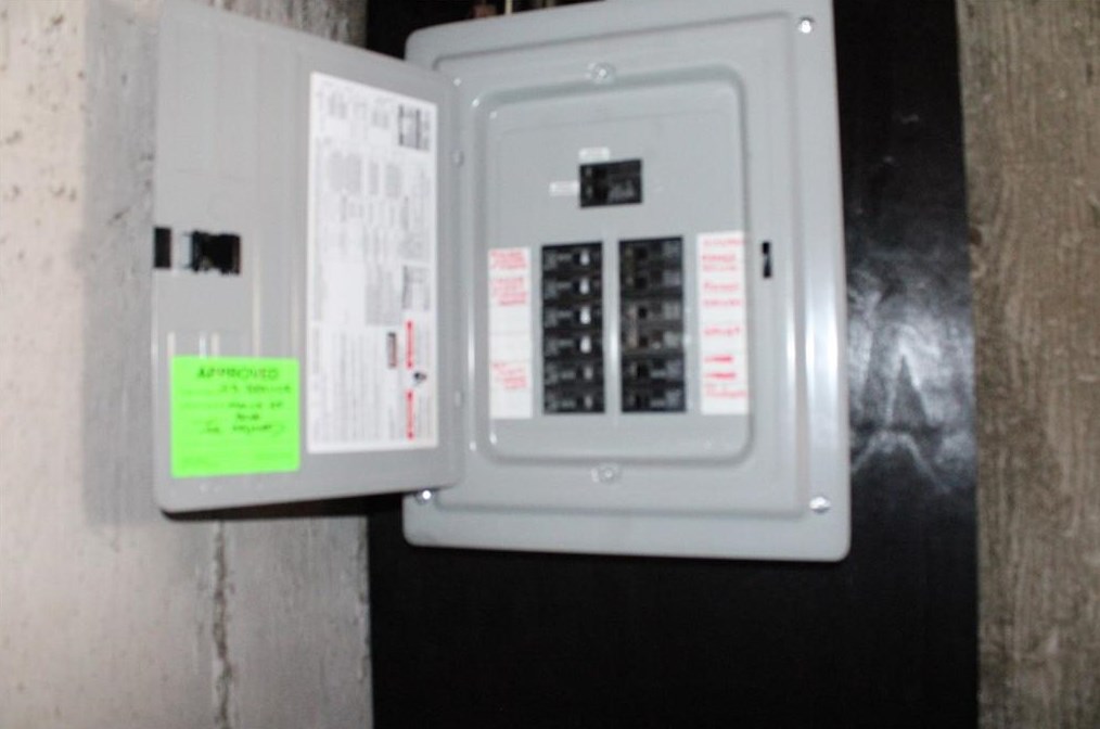 50 Harris Ave, West Warwick RI  02893-4505 exterior