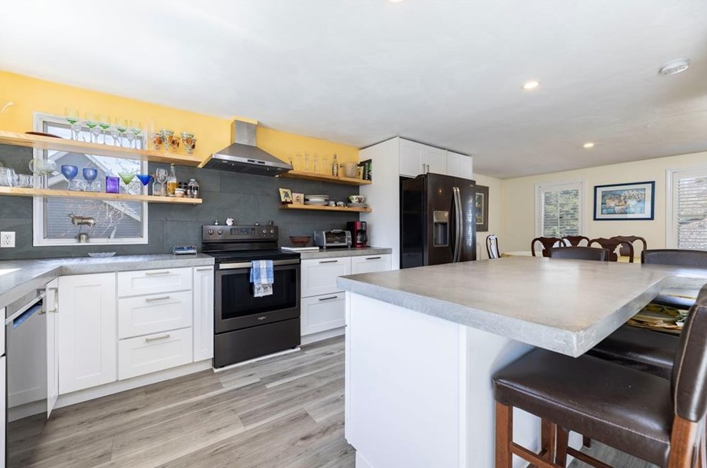 9 Ferry St, Jamestown RI  02835-2516 exterior