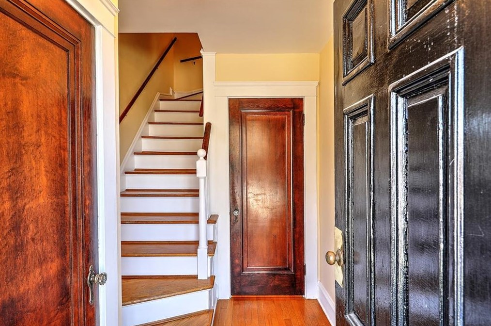 8 Weeden Ave, East Providence RI  02916-1718 exterior