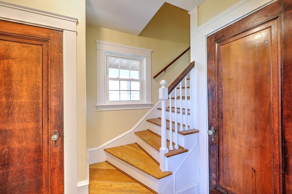 8 Weeden Ave, East Providence RI  02916-1718 exterior