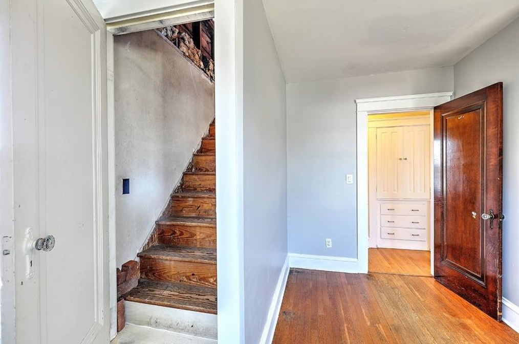 8 Weeden Ave, East Providence RI  02916-1718 exterior