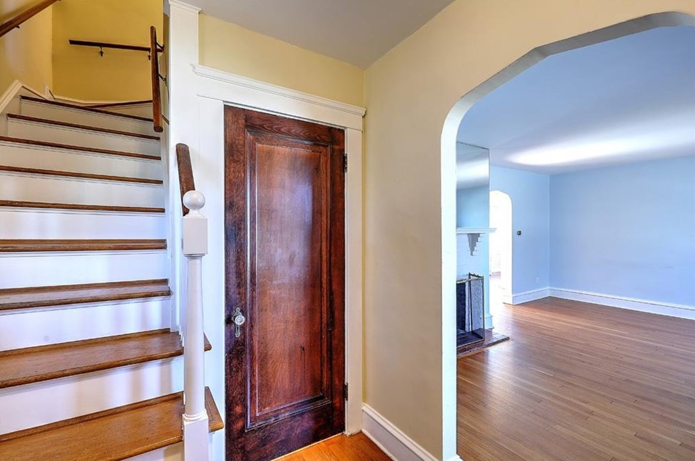 8 Weeden Ave, East Providence RI  02916-1718 exterior