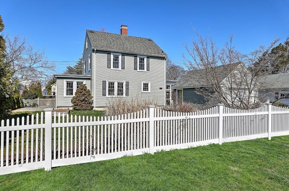 8 Weeden Ave, East Providence RI  02916-1718 exterior